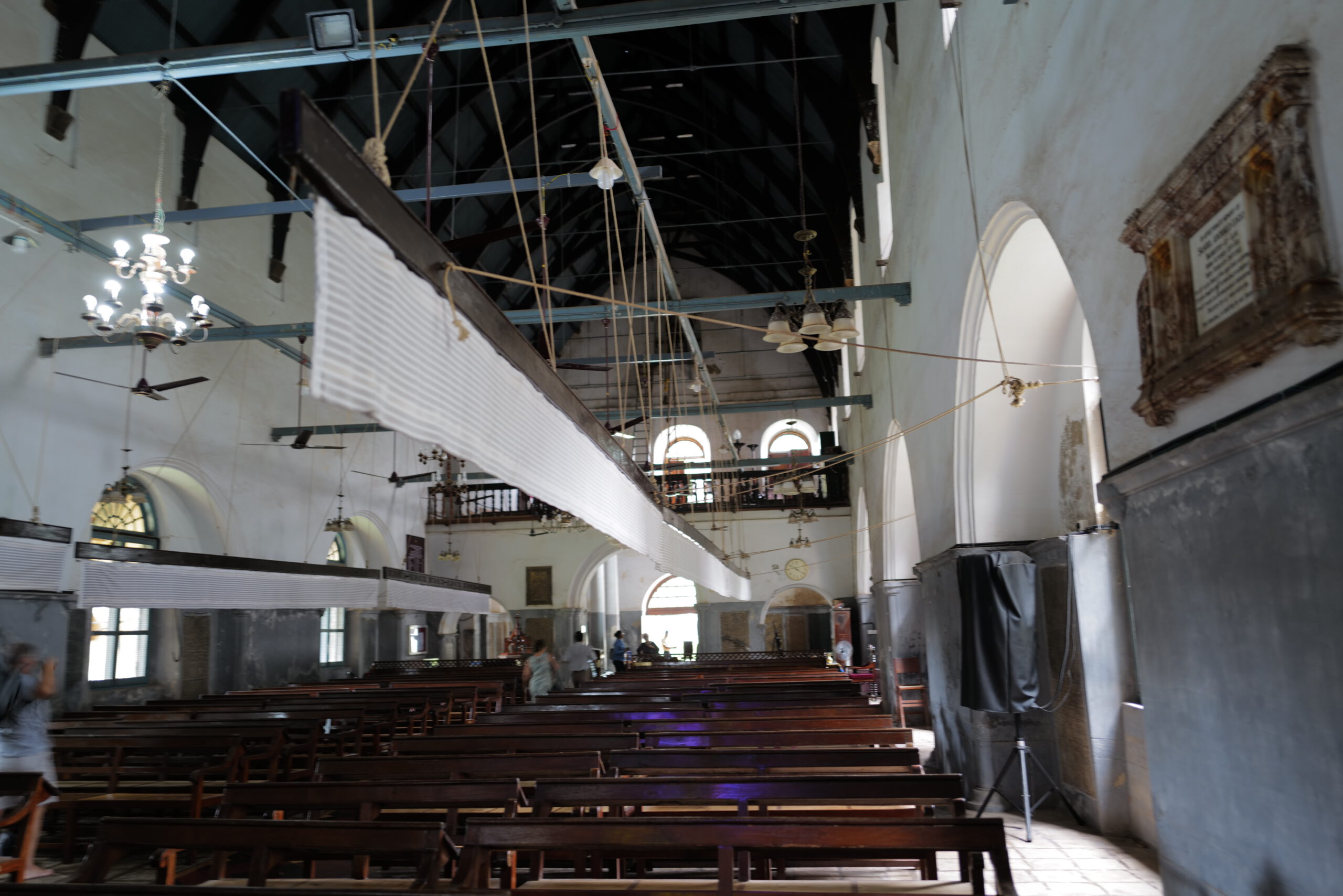 Über Seile angetriebene Luftfächer sorgen für frischen Wind in der Kirche