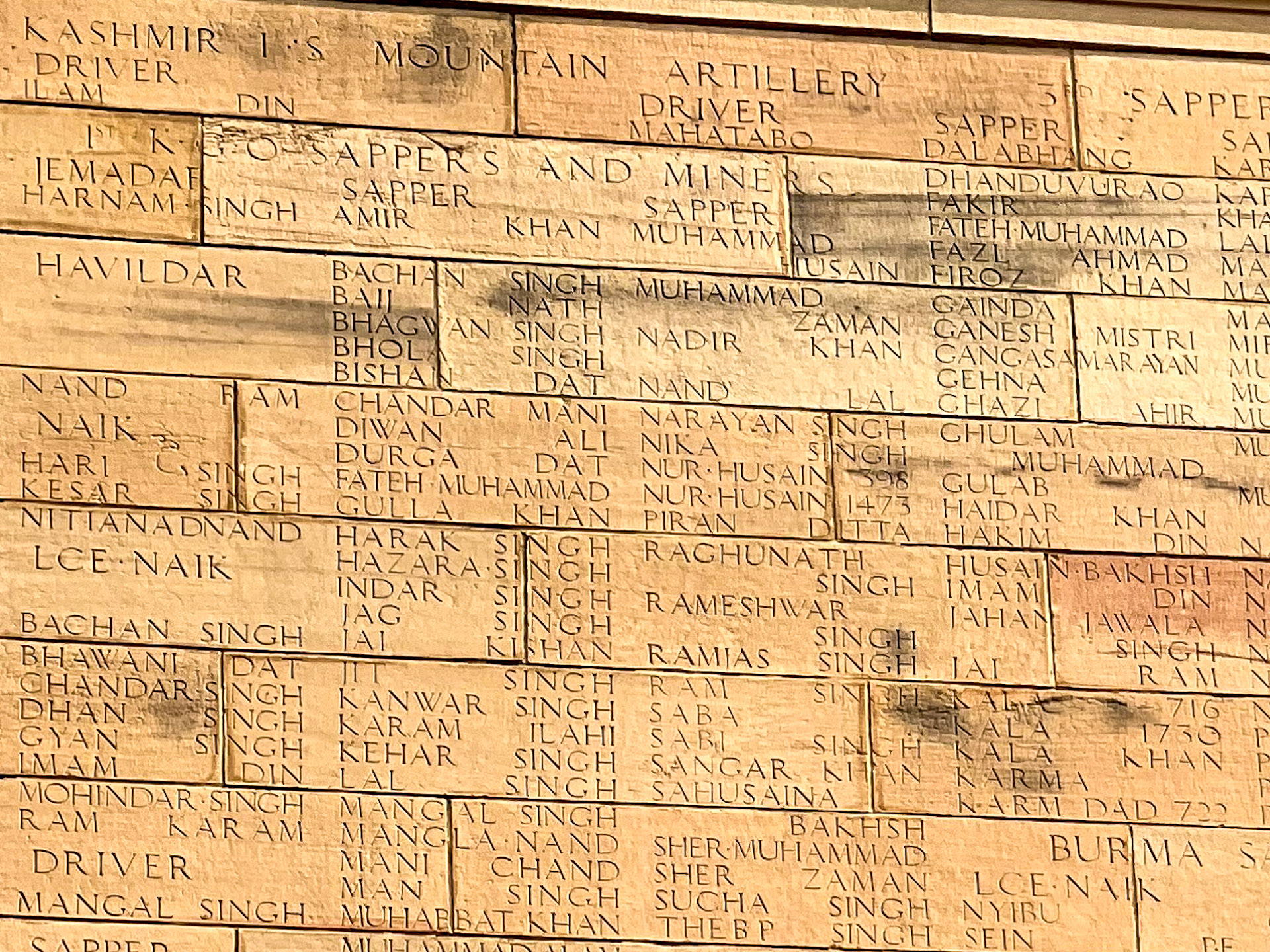 90.000 Namen gefallener Soldaten der britisch-indischen Armee