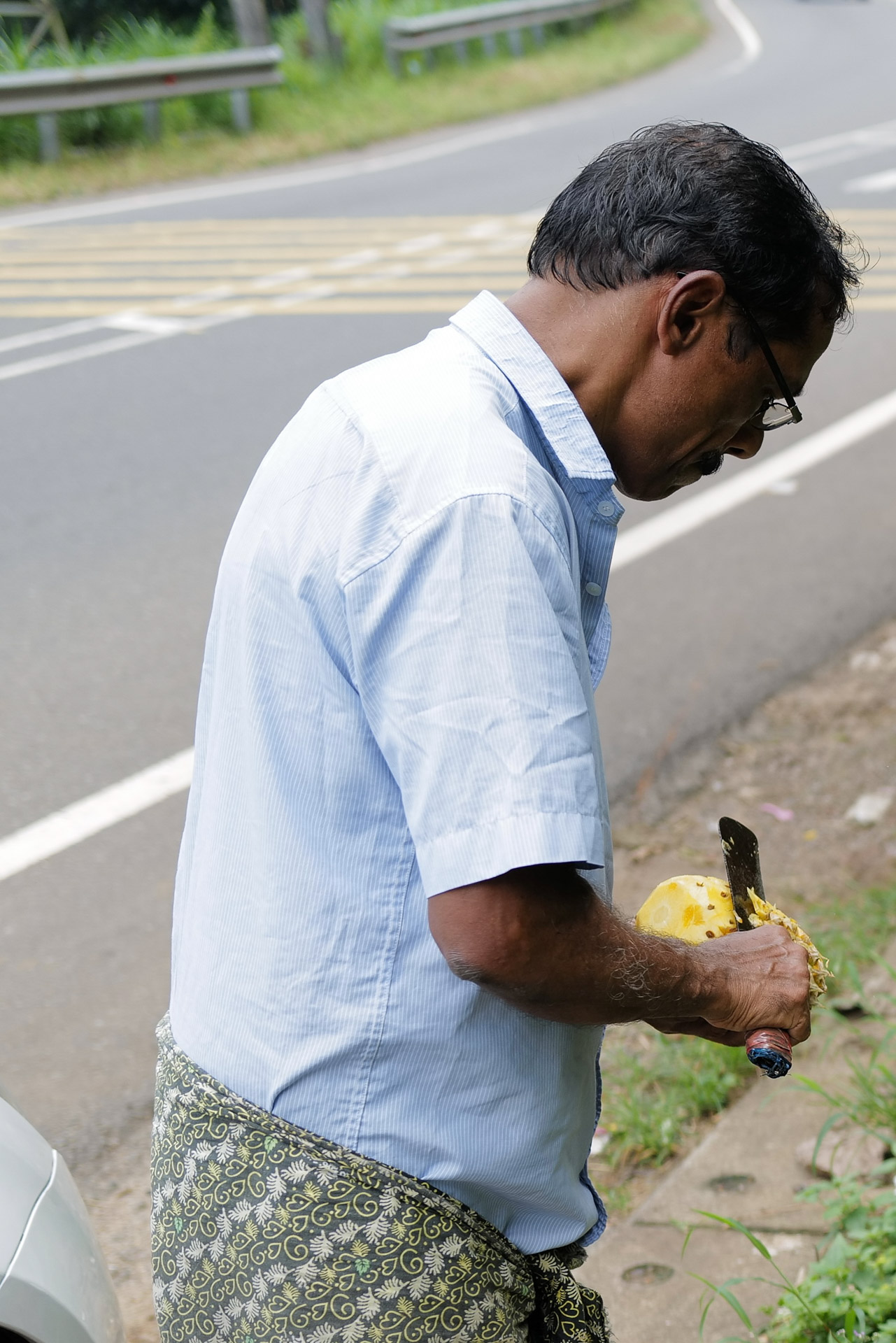 Ananas-Verkäufer mit Lungis