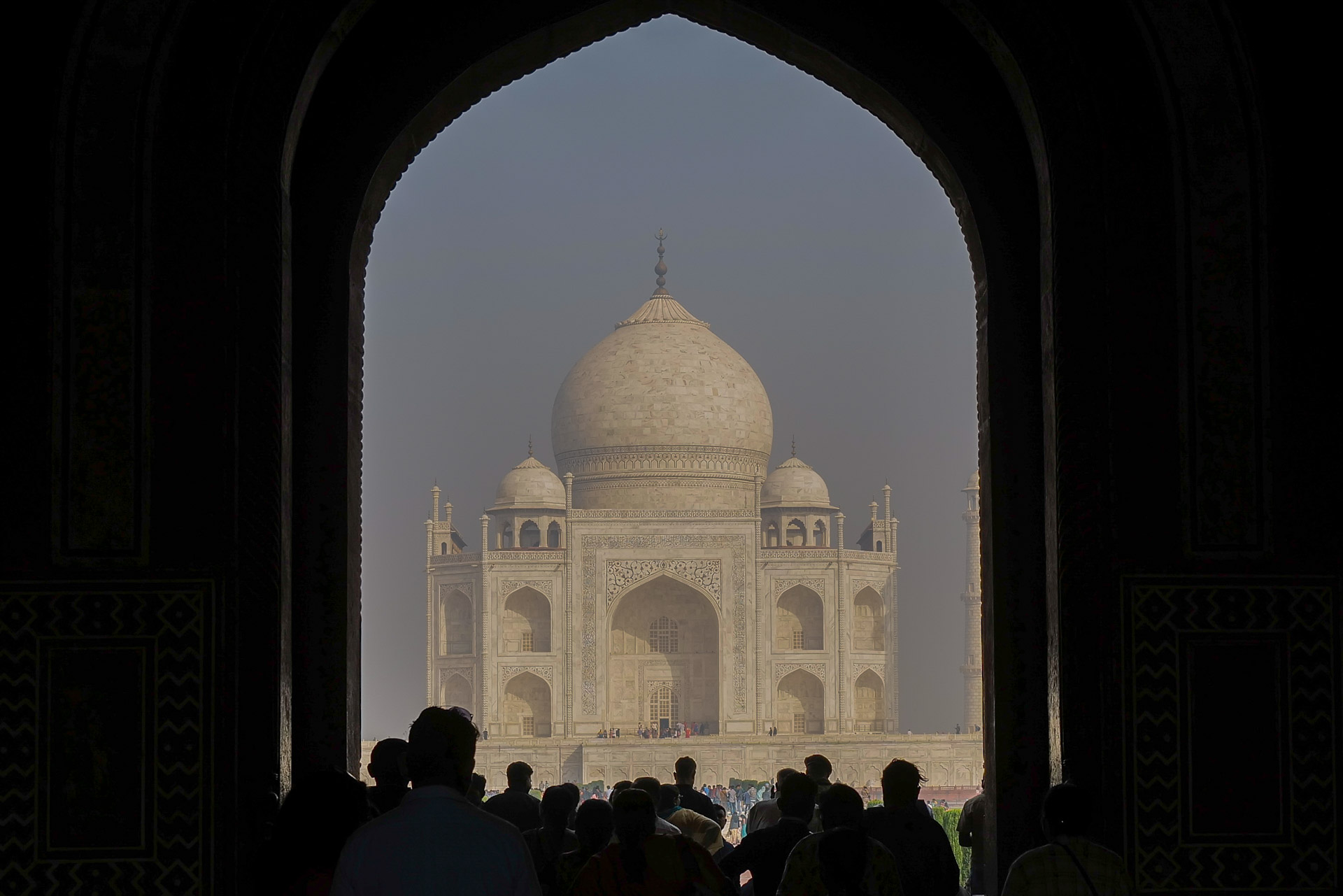 Blick vom Eingangstor auf das Taj Mahal